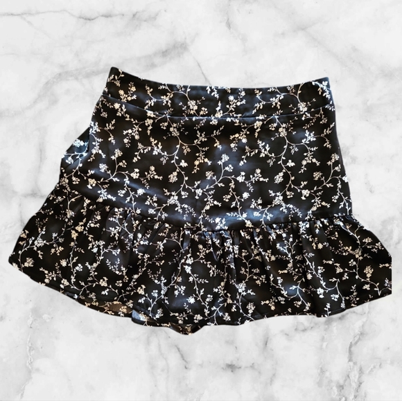 F21 SM Black and White Floral Ruffle Skort - Picture 1 of 7